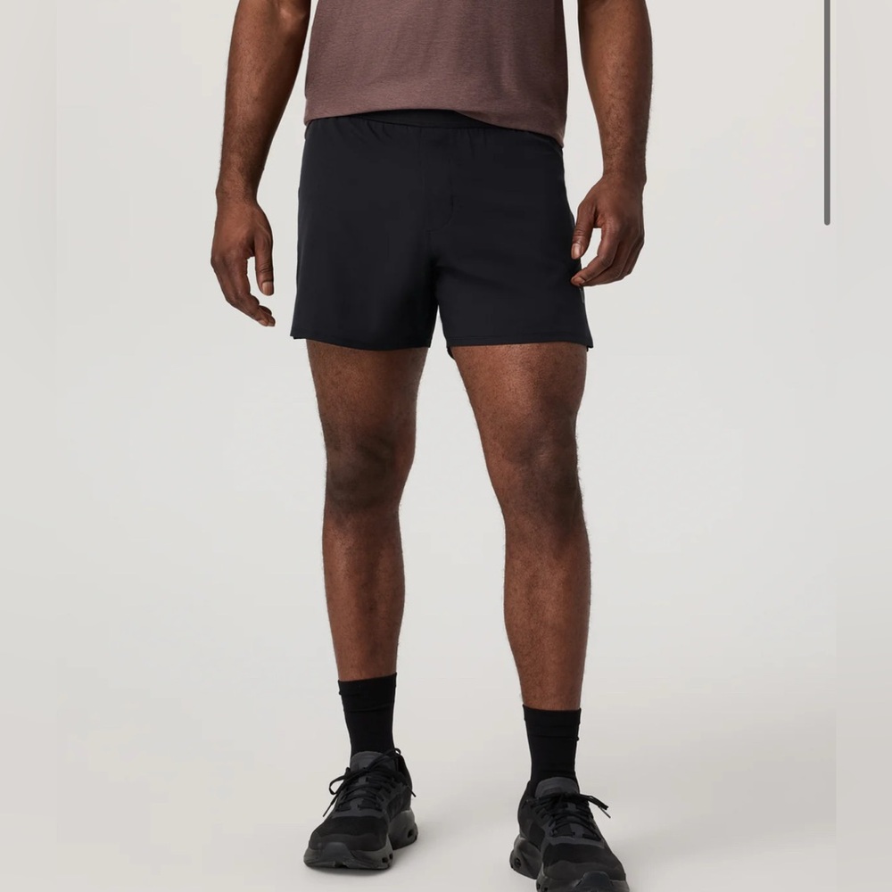 SOLD Vuori Men’s “Qualify Run” Short 5” Inseam w/ Brief Liner (M)